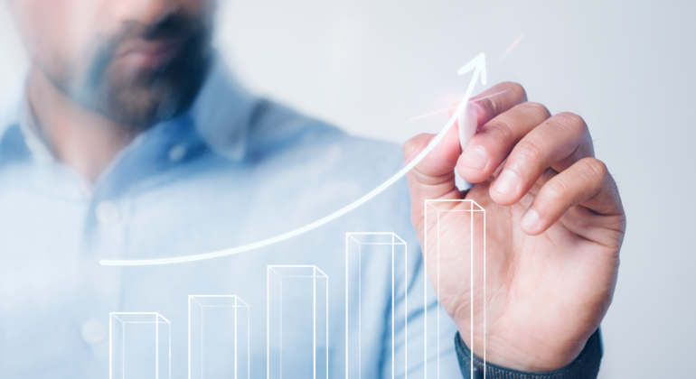 hombre-dibujando-crecimiento